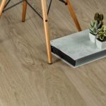 boekcase met plantjes op vloer